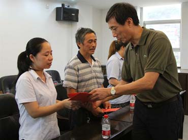 省總工會黨組書記、副主席陳震一行到順昌虹潤精密儀器有限公司慰問困難職工