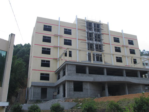 虹潤(rùn)公司新建的科研生產(chǎn)綜合大樓順利封頂